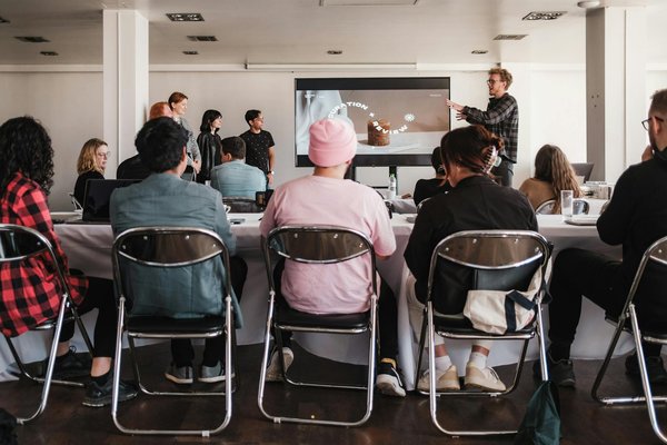 Comment utiliser les réseaux sociaux pour promouvoir une entreprise de restauration événementielle ?