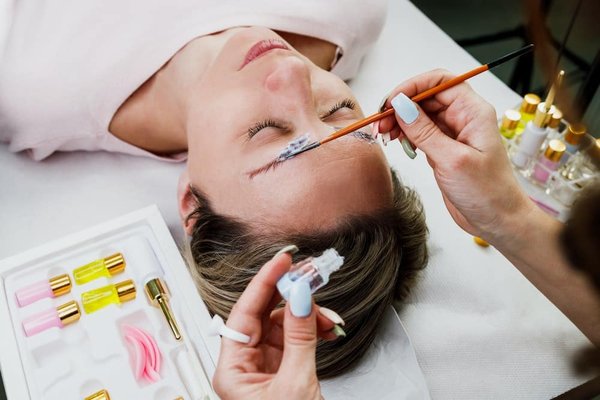 Quelle est la procédure pour obtenir un numéro EORI pour expédier des colis à l'international ?